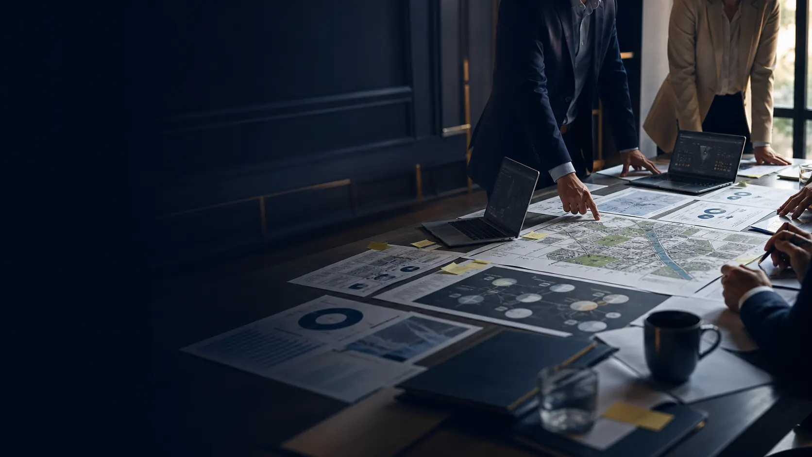 Mesa de decisión pública con mapas, tableros e indicadores institucionales