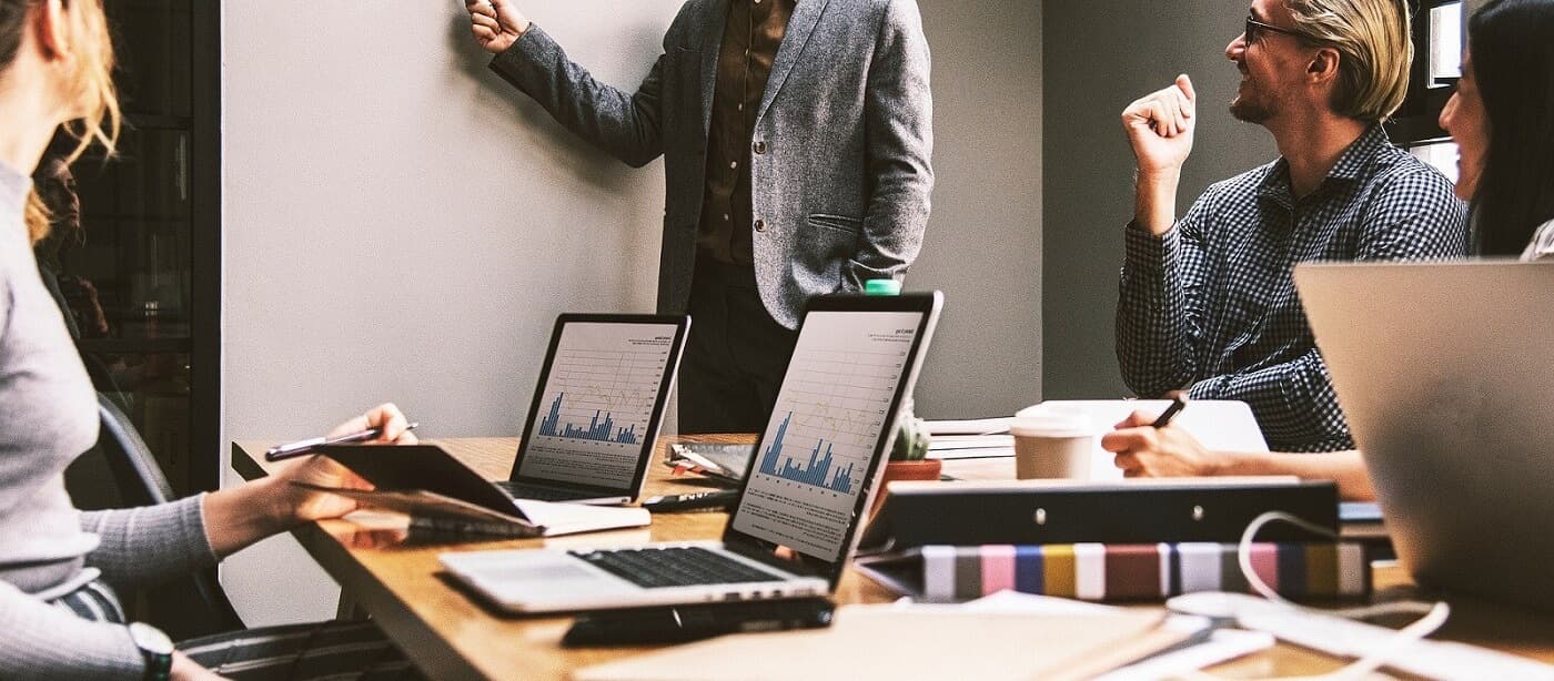 Equipo de trabajo en contexto corporativo